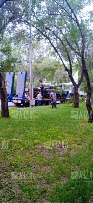 Фото: Очевидцы: в Кемерове танк снёс дорожный знак 4