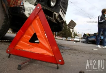 Фото: В Новокузнецке Merсedes врезался в столб: на месте работали медики и спасатели 1