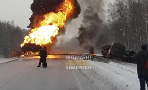 Огромный столб дыма: на трассе Кемерово — Новосибирск после ДТП загорелся бензовоз