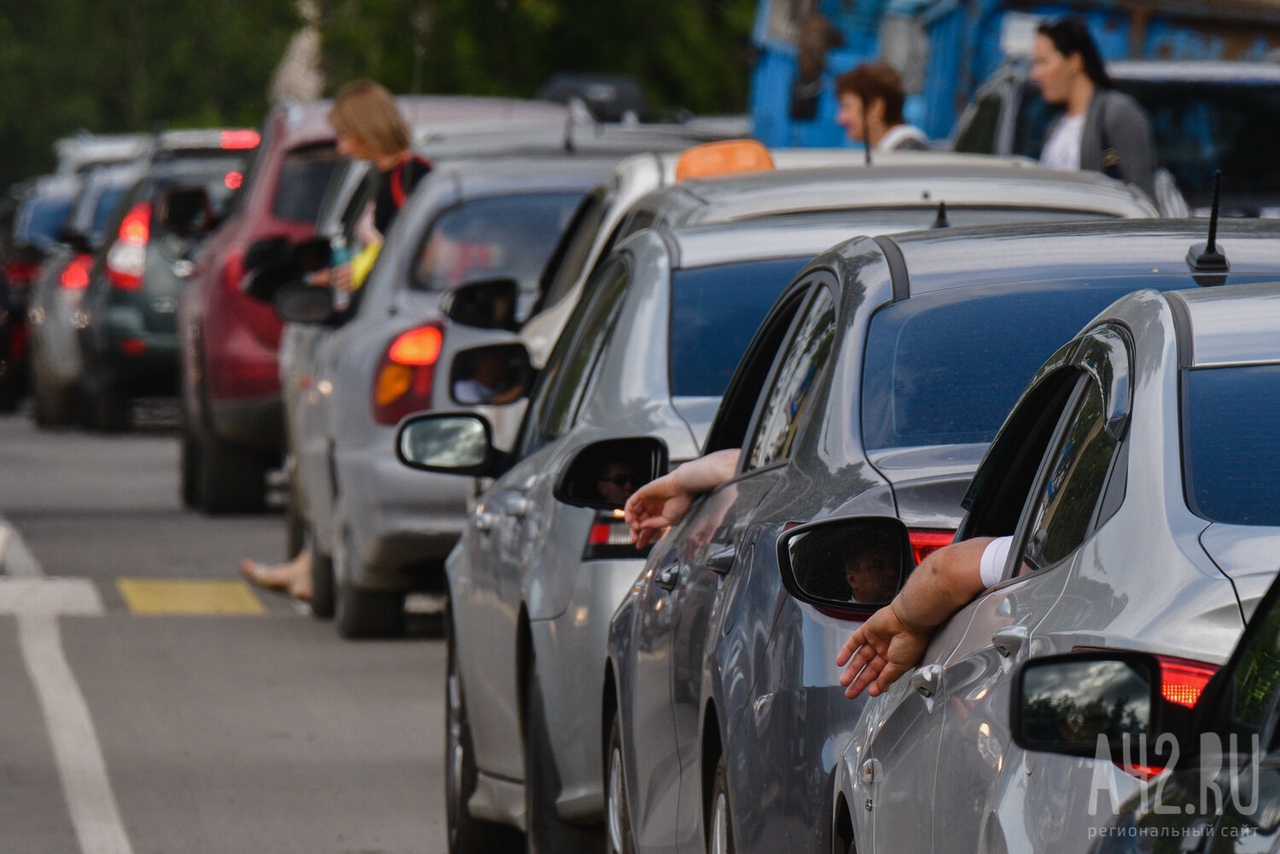 Соцсети: металлический гараж слетел с манипулятора и заблокировал дорогу в Кемерове