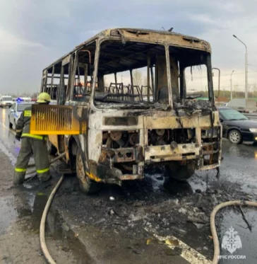Фото: В Уфе по ходу движения загорелся школьный автобус 2