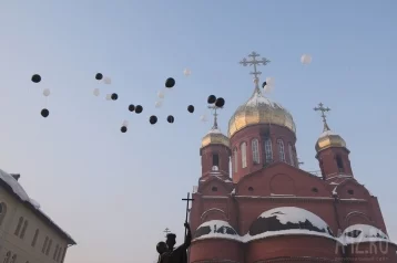 Фото: Кемеровчане запустили в небо шары в память о погибших в ДТП 1