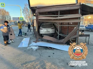 Фото: Водитель уснул за рулём: в Башкирии автомобиль въехал в остановку 1