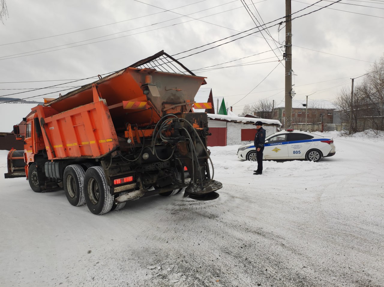 В кузбасском городе полиция и мэрия уничтожили опасную снежную горку