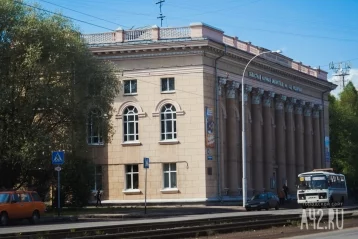 Фото: В Кемерове паркетные полы в библиотеке отремонтируют за 7 млн рублей 1