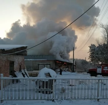 Фото: Почти 400 «квадратов»: серьёзный пожар в Кузбассе попал на видео 1