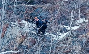 В Приморье ребёнок застрял на отвесной скале 