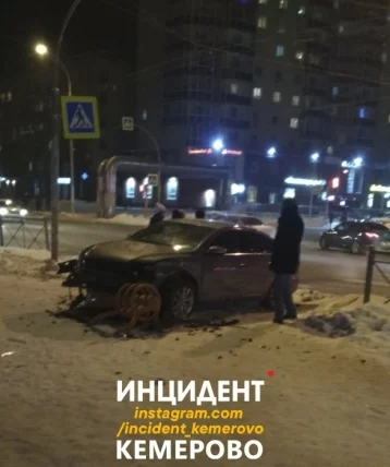 Фото: Автомобиль снёс светофор на перекрёстке в Кемерове  1