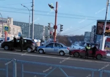 Фото: «Необычный паровозик»: в Кемерове произошло ДТП с участием полицейской машины 1