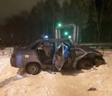 Фото: В полночь в Кемерове лоб в лоб столкнулись «десятка» и Hyundai Elantra 2