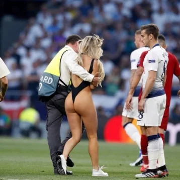 Фото: Полуголая девушка выбежала на поле в финале Лиги Чемпионов 1