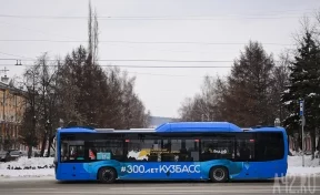 «Просверлили весь автобус»: кемеровчан удивило новогоднее украшение общественного транспорта