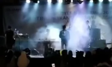 Фото: В Индонезии цунами во время концерта смыло музыкантов и зрителей  1