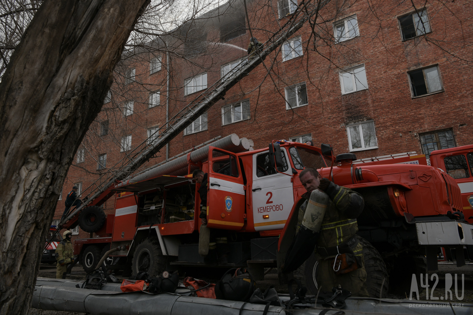 В Кузбассе в пятиэтажном доме вспыхнул пожар. Его тушили 16 человек