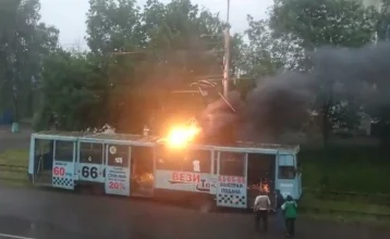 Фото: В Прокопьевске во время движения загорелся трамвай 1