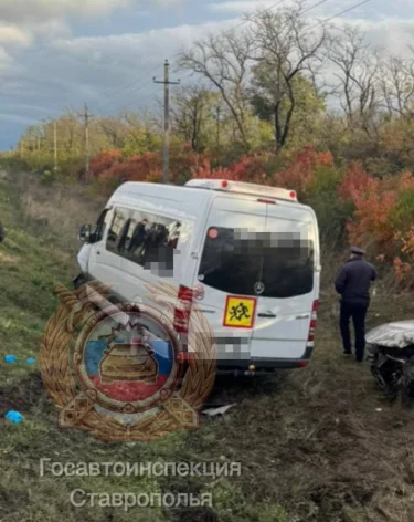 В Ставропольском крае в ДТП с перевозившим детей микроавтобусом погиб человек
