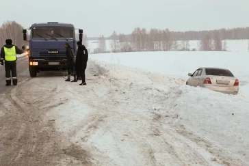 Фото: Новосибирцы застряли в снегу на трассе в Кузбассе 2