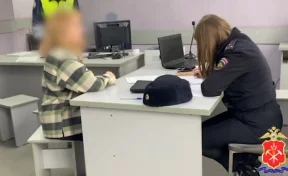 В Новокузнецке девушка-подросток на самокате врезалась в машину и сбежала 