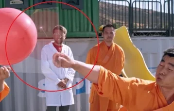 Фото: «Фокус» шаолиньского монаха с иголкой и стеклом сняли на видео 1
