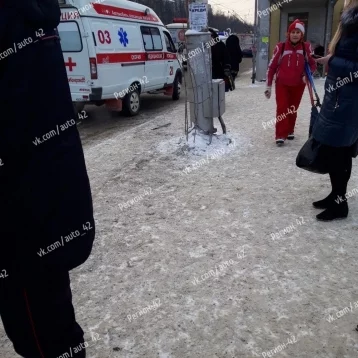 Фото: В Кемерове водитель ВАЗа сбил троих человек на остановке и скрылся 1