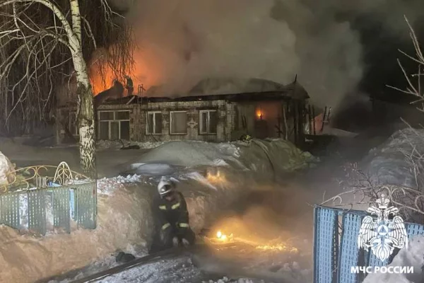 В Кузбассе сотрудники МЧС спасли человека на пожаре в двухквартирном доме