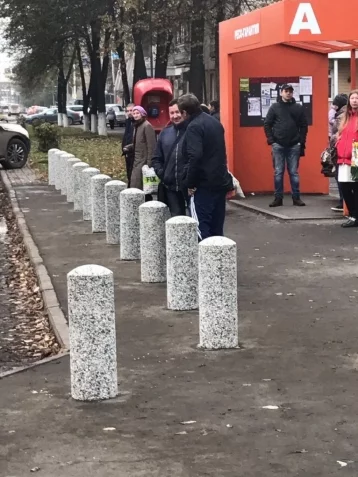 Фото: На остановке в центре Кемерова установили ограждающие столбики 1