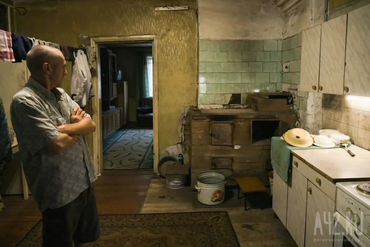 Фото: «Купили старьё — сами виноваты»: как живут владельцы квартир в 90-летнем бараке 6