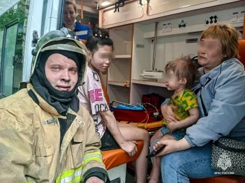 Фото: Сотрудники МЧС рассказали, как спасали детей из горящей квартиры в Кургане 1