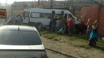 Фото: В Челябинске маршрутка врезалась в бетонный забор: пострадали 12 человек 1