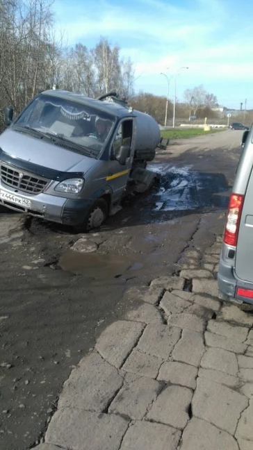 Фото: В Кемерове ассенизаторская машина провалилась в выбоину на дороге 2