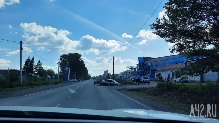 Фото: В Кемерове на Кузнецком проспекте автомобиль с прицепом попал в  ДТП 2