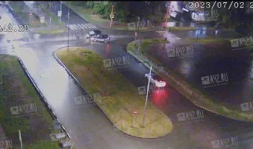 Фото: В Кузбассе жёстко столкнулись два автомобиля: момент ДТП попал на видео 1