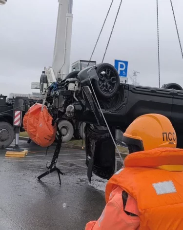 Один человек выжил после падения автомобиля в Неву в Санкт-Петербурге
