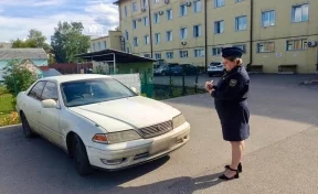 В Кузбассе у водителя арестовали машину, на которой он приехал к судебным приставам