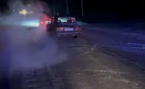 В Кузбассе инспекторы ДПС помогли водителю, у которого закончился бензин