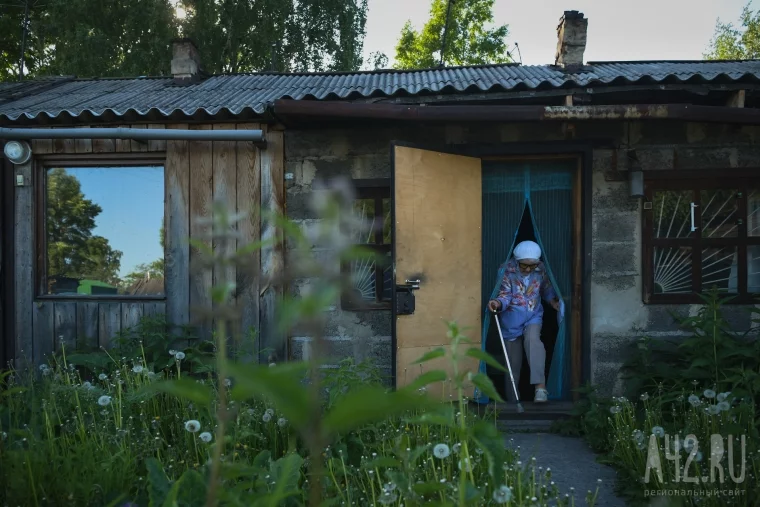 Фото: «Купили старьё — сами виноваты»: как живут владельцы квартир в 90-летнем бараке 7