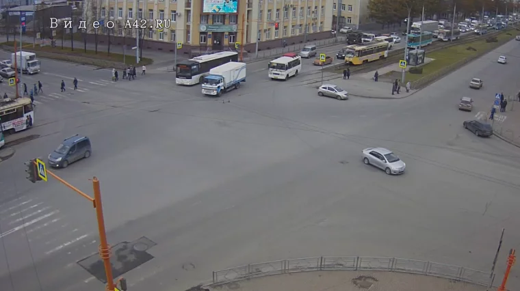 Фото: В Кемерове возле крупного ТЦ образовалась пробка из трамваев 2