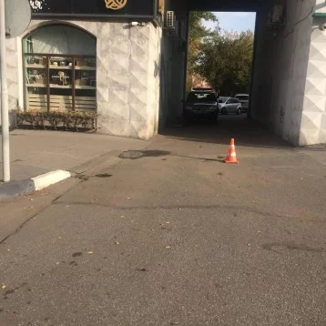 Фото: В Новокузнецке водитель Mitsubishi сбил двух детей на самокате и уехал с места ДТП 1