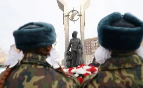 Кемеровчане возложили цветы к памятнику жителям Ленинграда к 80-летию снятия блокады