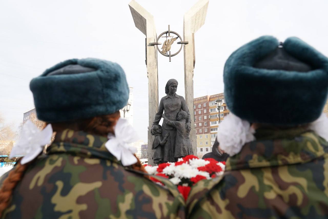 В Кемерове возложили цветы к памятнику ленинградцам к годовщине снятия блокады