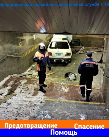 Автомобиль протаранил двери станции метро в Новосибирске и слетел по лестнице