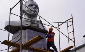 В Кемерове бюст Юрия Гагарина вернули на место после реставрации