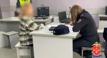 Фото: В Новокузнецке девушка-подросток на самокате врезалась в машину и сбежала 1