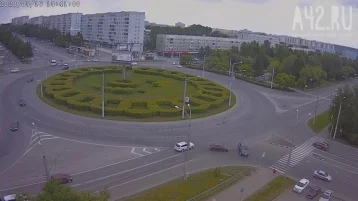 Фото: Момент ДТП на бульварном кольце в Кемерове попал на видео 1