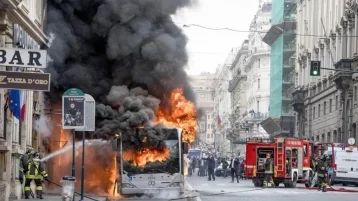 Фото: В центре Рима загорелся и взорвался автобус 1