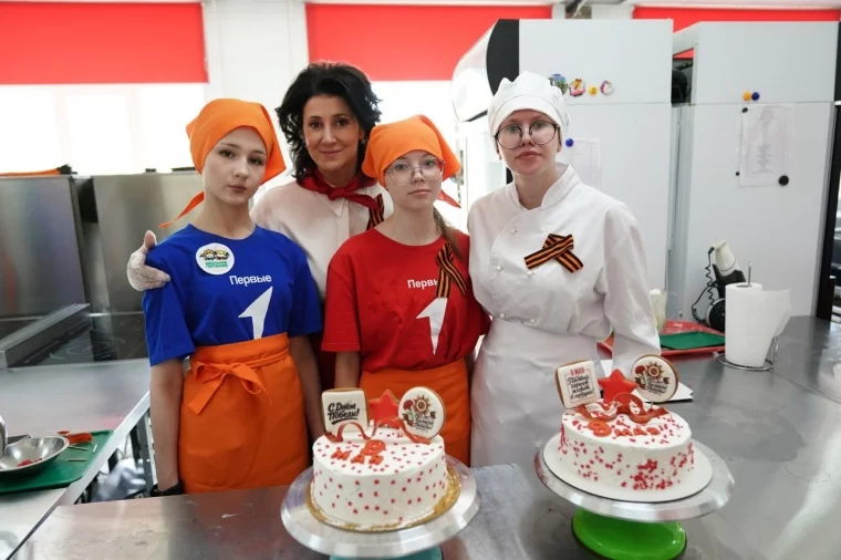 Фото: В Кемерове активисты и студенты испекли праздничные торты для ветеранов  7
