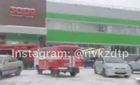 К кузбасскому ТЦ приехали пожарные машины