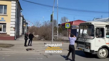 Фото: В Кемерове полицейские установили личность мужчины, напавшего с лопатой на автомобили 1