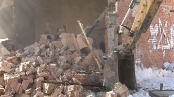 Фото: В Кемерове снесли опасную заброшенную постройку 1