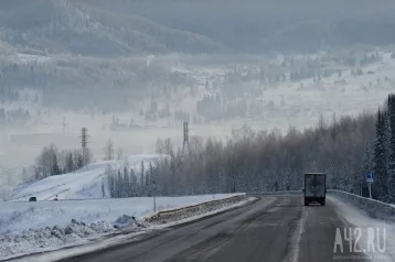 Фото: ГИБДД предупредила кузбассовцев об опасностях на дорогах из-за снега и метели 1